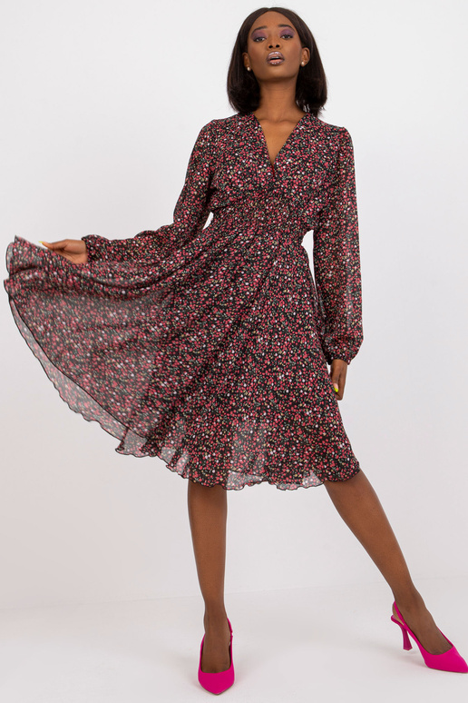 Melna kleita ar garām piedurknēm...