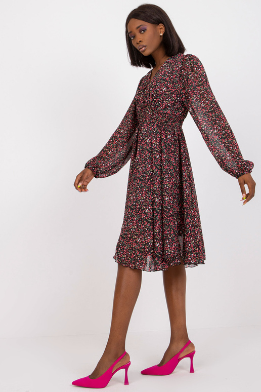 Melna kleita ar garām piedurknēm...