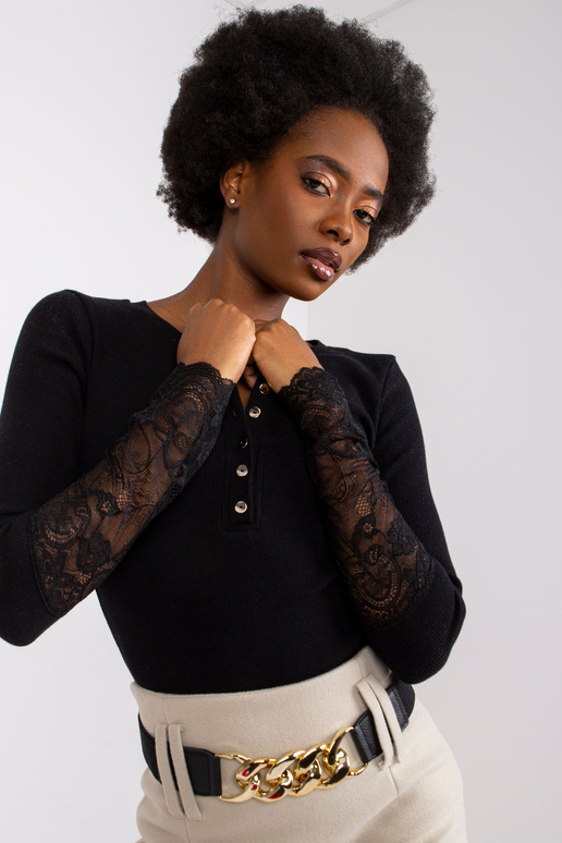 Melna rievota blūze ar mežģīnēm... Melna rievota blūze ar mežģīnēm...