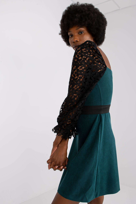 Tumši zaļa kleita ar ažūra piedurknēm...