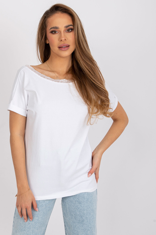 Balta blūze ar kakla izgriezumu... Balta blūze ar kakla izgriezumu...