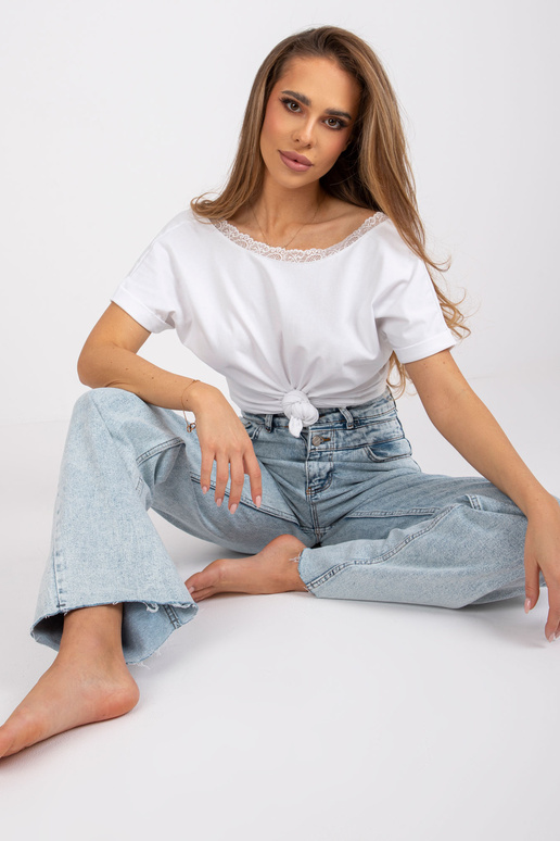 Balta blūze ar kakla izgriezumu... Balta blūze ar kakla izgriezumu...