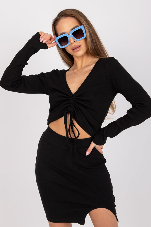 Melna īsa rievota blūze ar volāniem... Melna īsa rievota blūze ar volāniem...