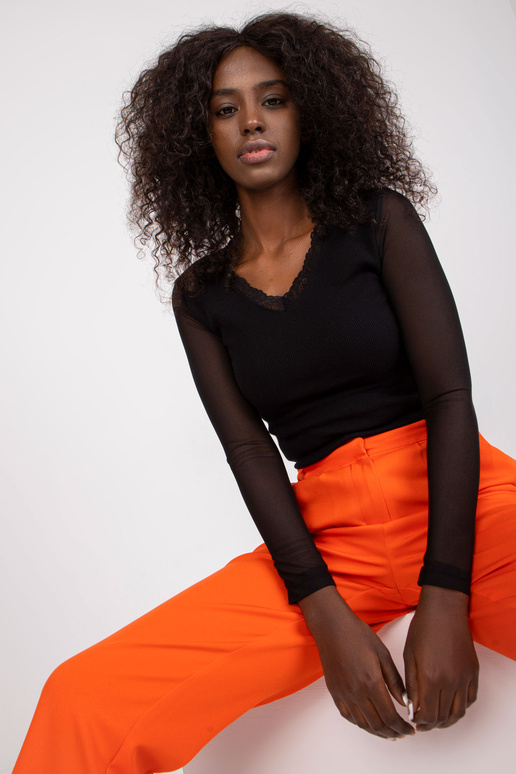 Melna rievota blūze ar mežģīnēm un V...