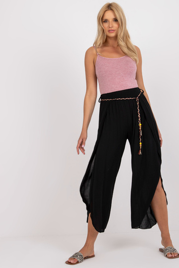 Melnas bikses ar šķēlumiem...