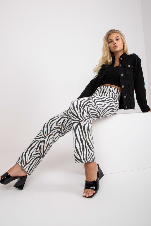 Sieviešu melna džinsa jaka ar garām... Sieviešu melna džinsa jaka ar garām...