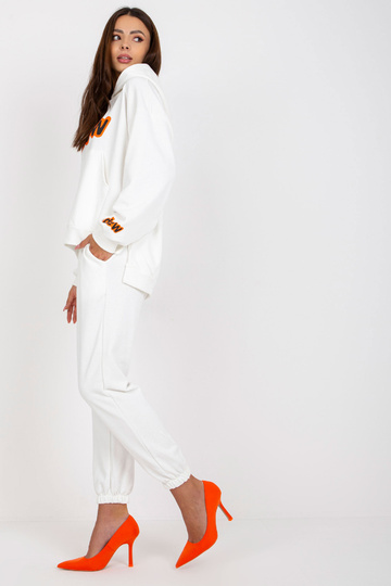 Balts sporta tērpa...