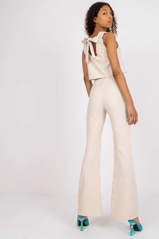 Gaiši bēšs sieviešu elegants... Gaiši bēšs sieviešu elegants...