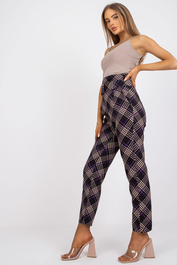 Melnas un violetas rūtainas...