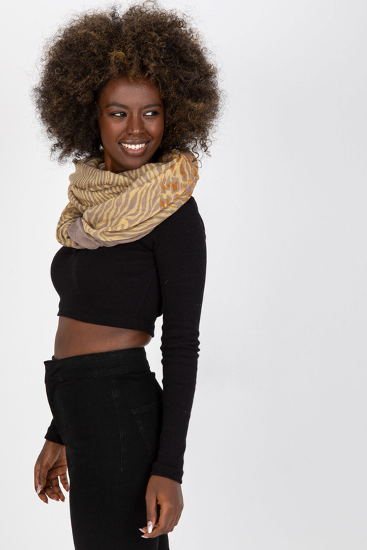 Tumši bēšs dzeltens stropes...