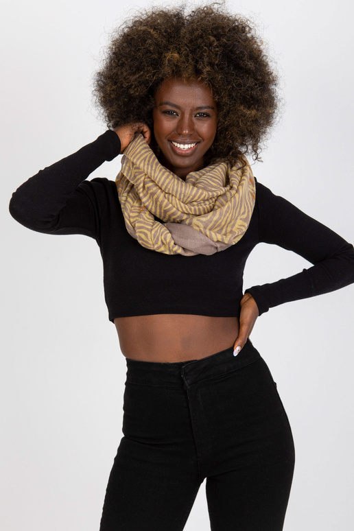 Tumši bēšs dzeltens stropes...