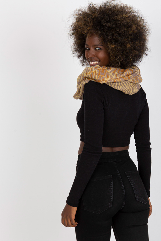 Tumši bēšs dzeltens stropes...