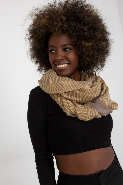 Tumši bēšs dzeltens stropes...