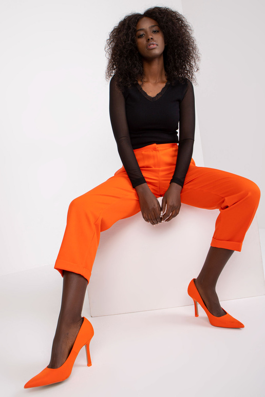 Oranžas bikses ar taisnu kāju audumu...