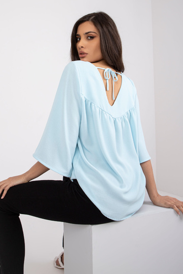 Gaiši zila brīva blūze...