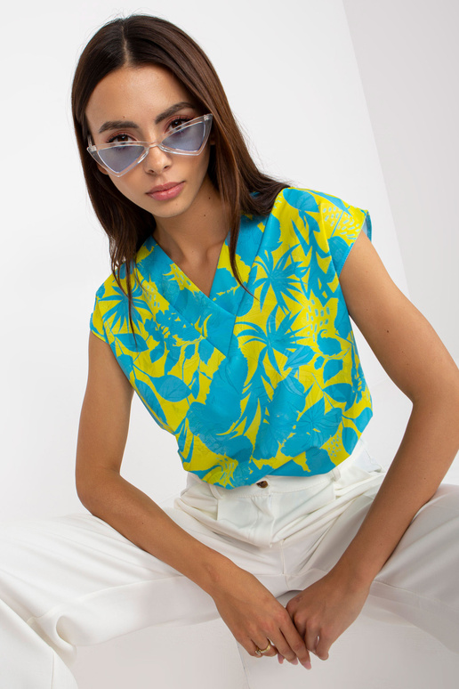 Zila un dzeltena blūze ar apdruku un... Zila un dzeltena blūze ar apdruku un...