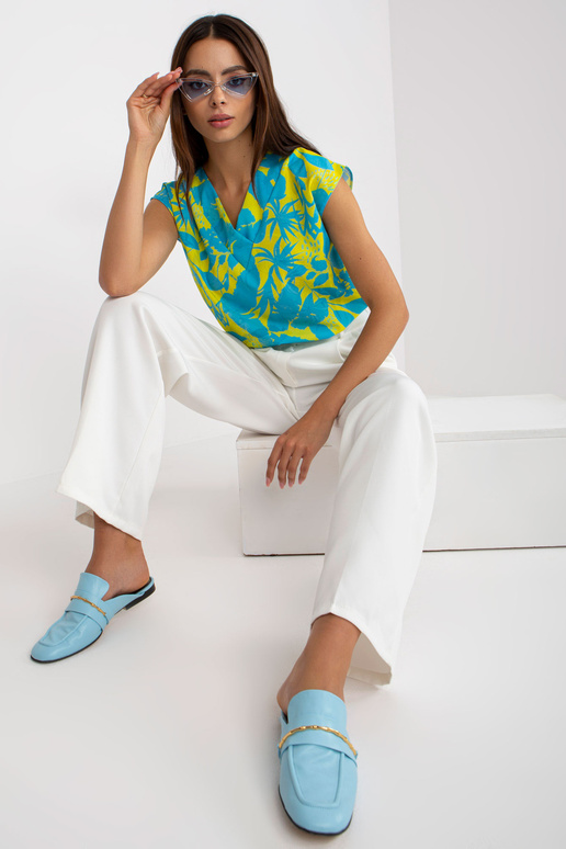 Zila un dzeltena blūze ar apdruku un... Zila un dzeltena blūze ar apdruku un...