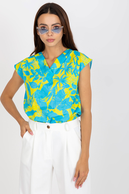 Zila un dzeltena blūze ar apdruku un... Zila un dzeltena blūze ar apdruku un...