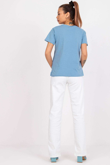 Gaiši zils T-krekls...