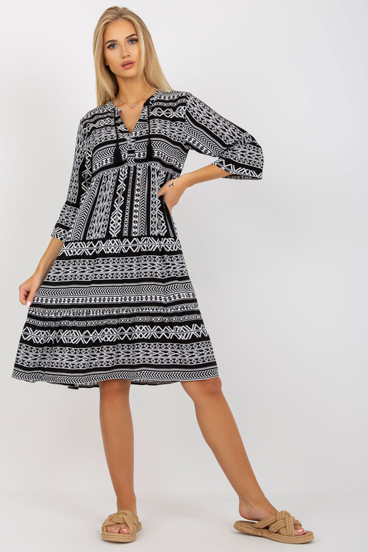 Melna raksta kleita ar volāniem un...