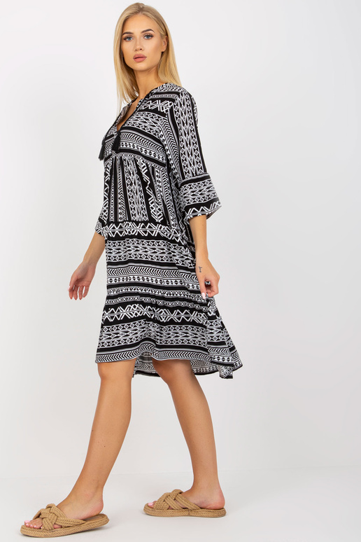 Melna raksta kleita ar volāniem un...