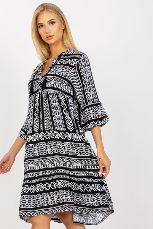 Melna raksta kleita ar volāniem un...