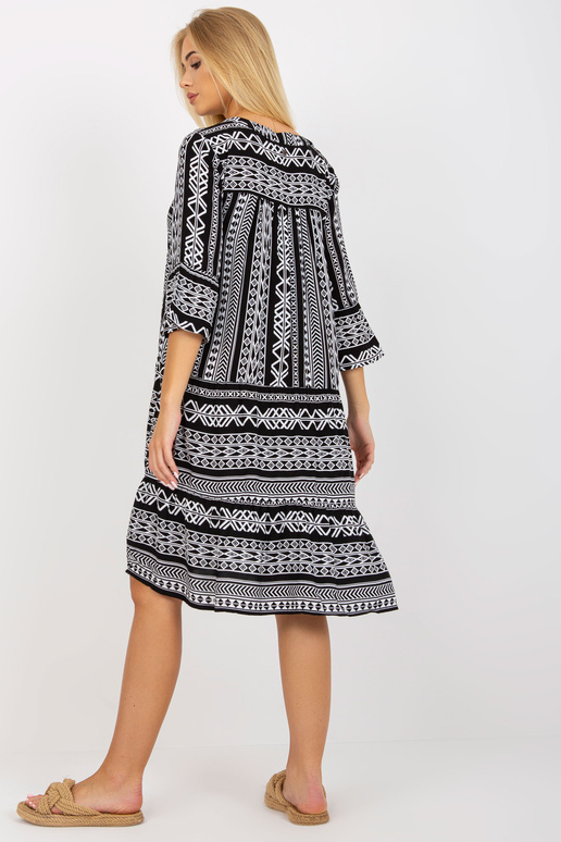 Melna raksta kleita ar volāniem un...