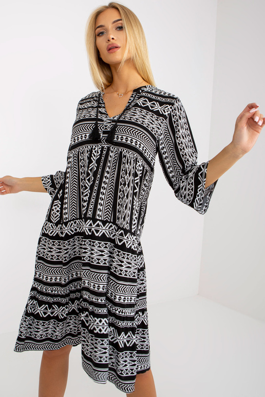 Melna raksta kleita ar volāniem un...