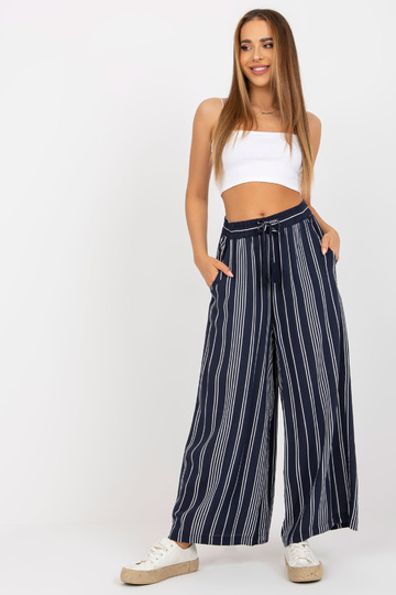 Tumši zilas gaišas bikses...