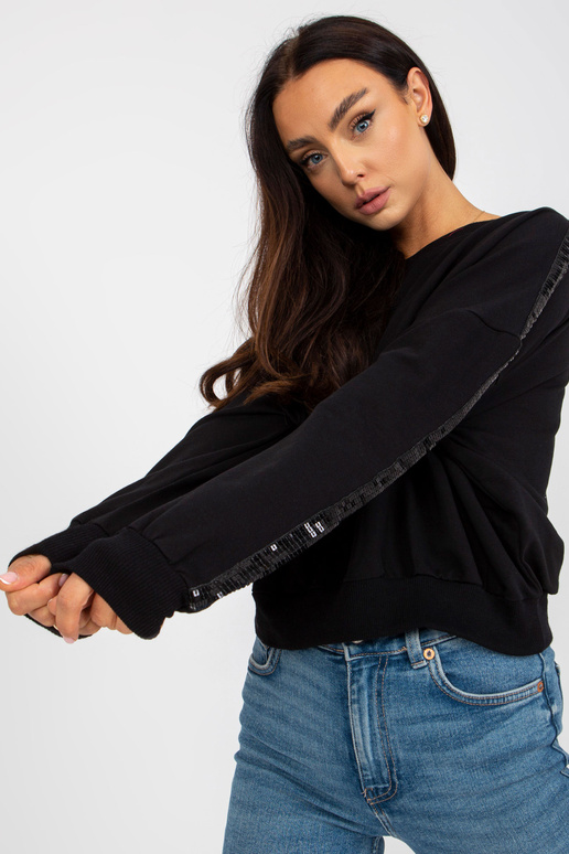 Melna kapuce ar fliteriem piedurknēs... Melna kapuce ar fliteriem piedurknēs...