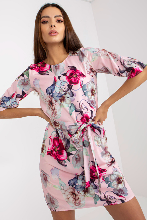 Gaiši rozā īsa kokteiļkleita ar jostiņu