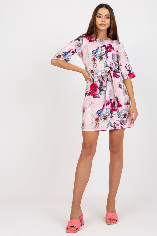 Gaiši rozā īsa kokteiļkleita ar jostiņu