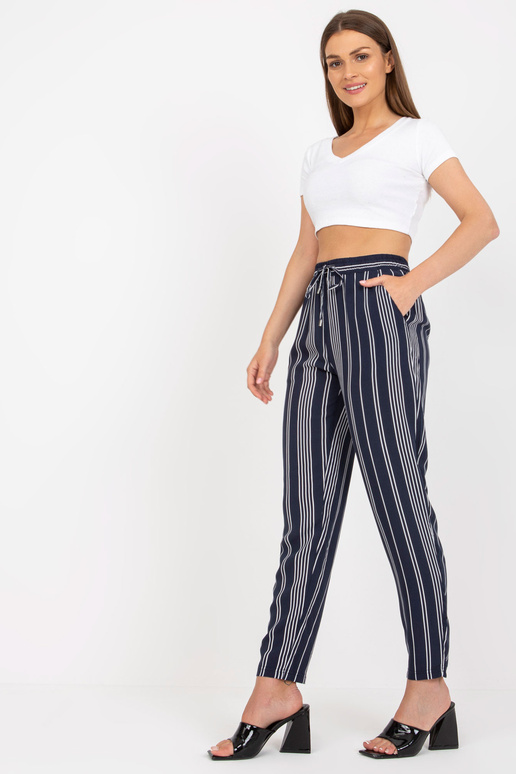 Tumši zilas vasaras bikses no... Tumši zilas vasaras bikses no...