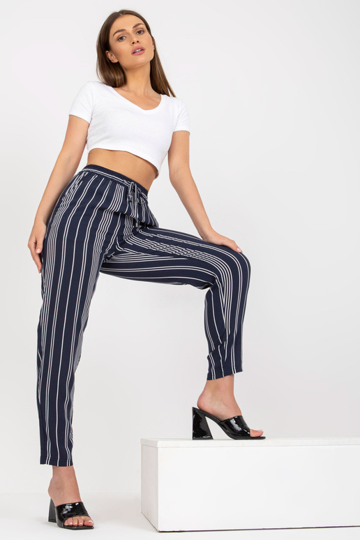 Tumši zilas vasaras bikses no... Tumši zilas vasaras bikses no...