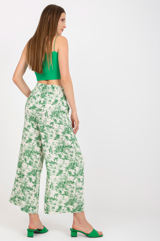 Gaiši bēšas gaišas bikses no auduma... Gaiši bēšas gaišas bikses no auduma...