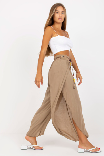 Tumši bēšas gaišas bikses...