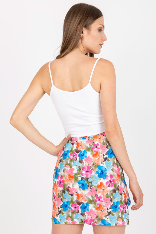 Balta rievota pamata tops uz lencēm...