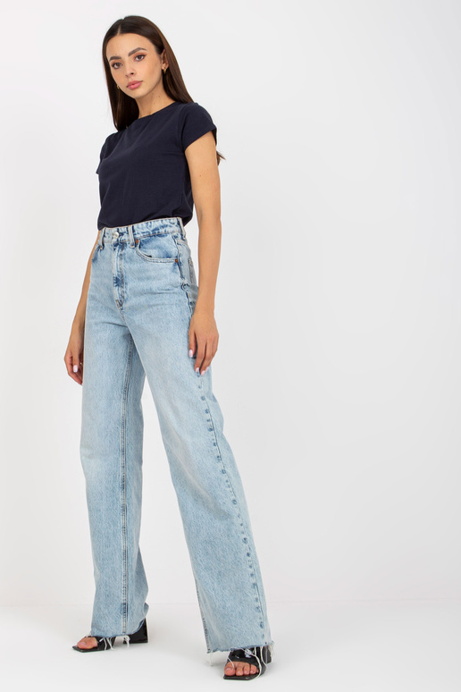 Tumši zils vienkāršs pamata t-krekls...