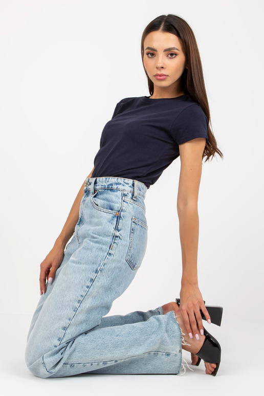 Tumši zils vienkāršs pamata t-krekls...