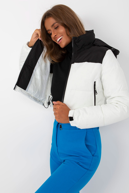 Melnbalta stepēta ziemas jaka ar kapuci Melnbalta stepēta ziemas jaka ar kapuci