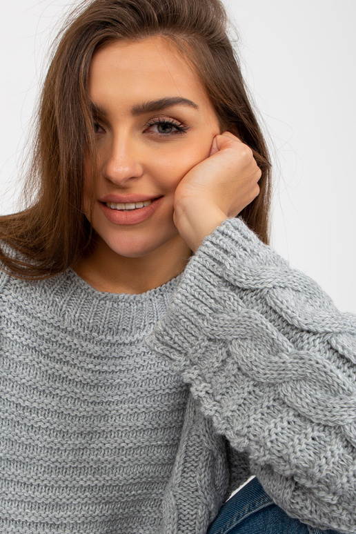 Pelēks džemperis ar bizēm un...