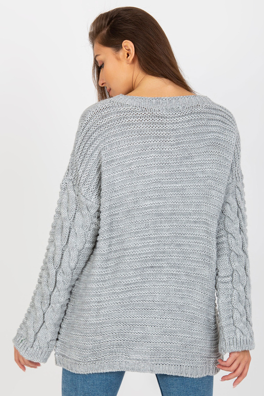 Pelēks džemperis ar bizēm un...