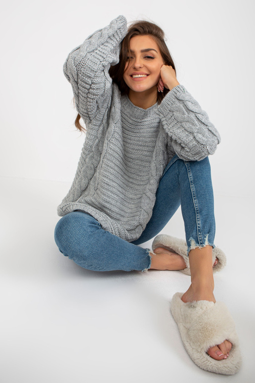 Pelēks džemperis ar bizēm un...