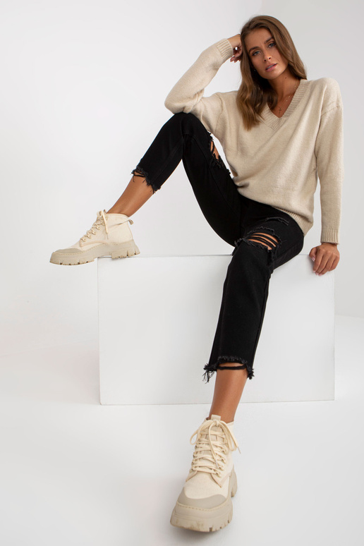 Bēšs klasisks V veida kakla džemperis...