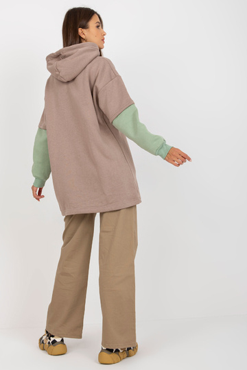 Tumši bēšs pamata sporta...