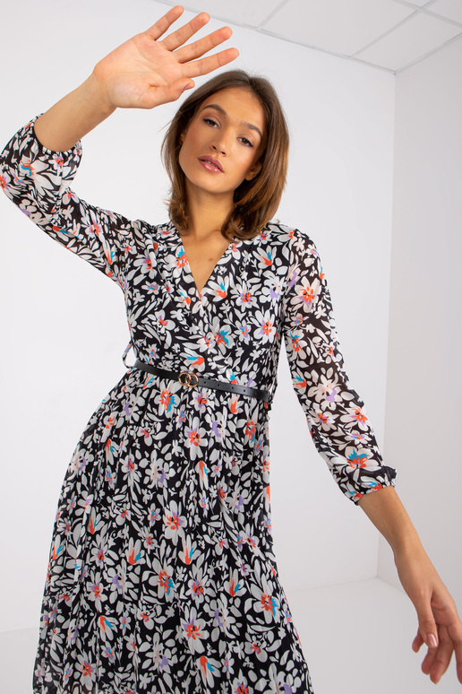 Girona, melna kleita ar ziedu apdruku