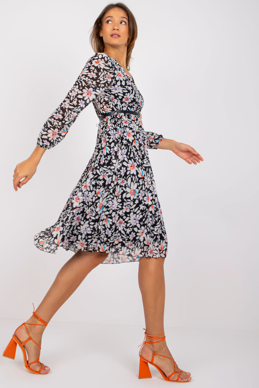 Girona, melna kleita ar ziedu apdruku