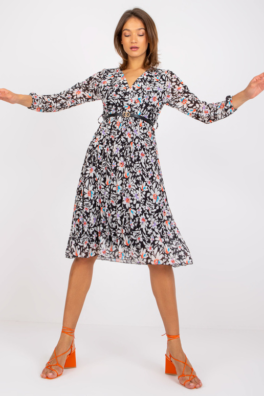 Girona, melna kleita ar ziedu apdruku