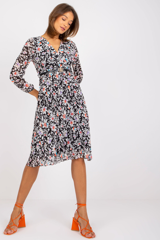 Girona, melna kleita ar ziedu apdruku