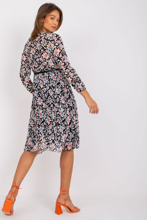 Girona, melna kleita ar ziedu apdruku